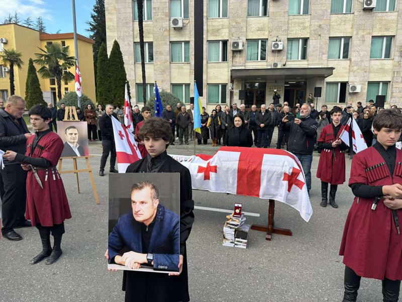 წალენჯიხის მერი გია ხარჩილავა უკანასკნელ გზაზე გააცილეს (ფოტოები)