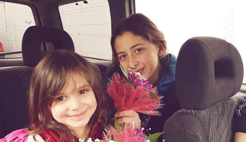 "გიჟური თავდადების შედეგად 60 000 ლარი შეგროვდა" - რას წერს რეჟისორი დებზე, რომლებიც ავტომობილის დაჯახების დროს მძიმედ დაშავდნენ და დახმარება ესაჭიროებათ