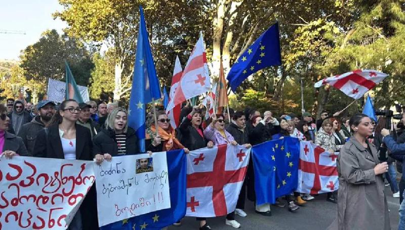 თბილისში ორი სხვადასხვა ლოკაციიდან მსვლელობა მიმდინარეობს - რა ვითარებაა ახლა ცენტრალურ გამზირებზე?