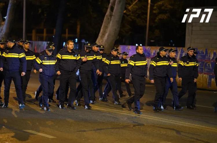 სამართალდამცველებმა მტკვრის მარჯვენა და მარცხენა სანაპიროზე მყოფ დემონსტრანტებს, საავტომობილო გზის გათავისუფლებისკენ მოუწოდეს