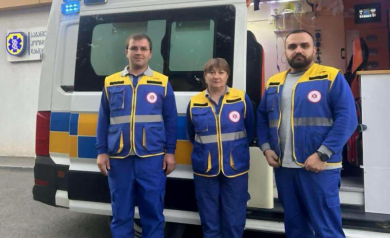 "კიბეზე ჩაყვანის დროს მამაკაცის გული კვლავ გაჩერდა" - რუსთავში, პარამედიკოსებმა გადაარჩინეს მამაკაცი, რომელსაც გული სამჯერ გაუჩერდა