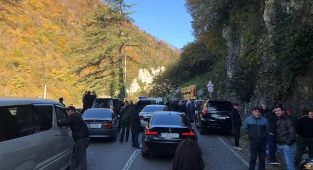 გადაკეტილი ხიდები, ფიზიკური დაპირისპირება და დაკავებულები - რა ხდება ოკუპირებულ აფხაზეთში და რას აპროტესტებს ე.წ. ოპოზიცია