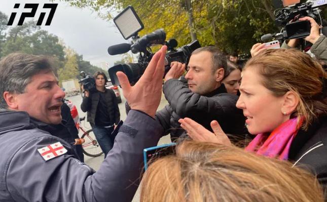 "ესენი არიან ლაჩრები... გადაგვჯეგეს, გადაგვიარეს ქალებს მშვიდობიანი აქციის დროს“ - დემონსტრაციის მონაწილეებსა და სამართალდამცავებს შორის კვლავ შეხლა-შემოხლა იყო