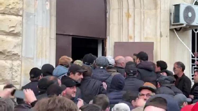 კადრები ოკუპირებული აფხაზეთიდან - მომიტინგეები ე.წ. პარლამენტის შენობაში შეიჭრნენ, დამტვრეულია ინფრასტრუქტურა