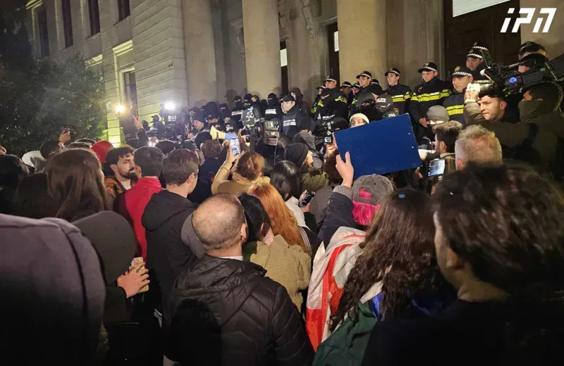 აქციის მონაწილეებმა და სტუდენტებმა თსუ-ს პირველი კორპუსიდან მეორე კორპუსთან გადაინაცვლეს