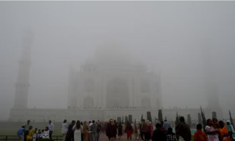 ნიუ-დელი შავმა ნისლმა "ჩაყლაპა" - სკოლები დახურულია, ტაჯ მაჰალი კი თითქმის არ ჩანს (ფოტოები)