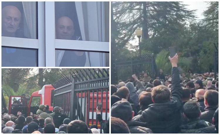 დაპირისპირება და კვერცხების სროლა ოკუპირებულ აფხაზეთში - ე.წ. პარლამენტის სხდომა დაძაბული აქციების ფონზე მიმდინარეობს (ფოტო/ვიდეო)