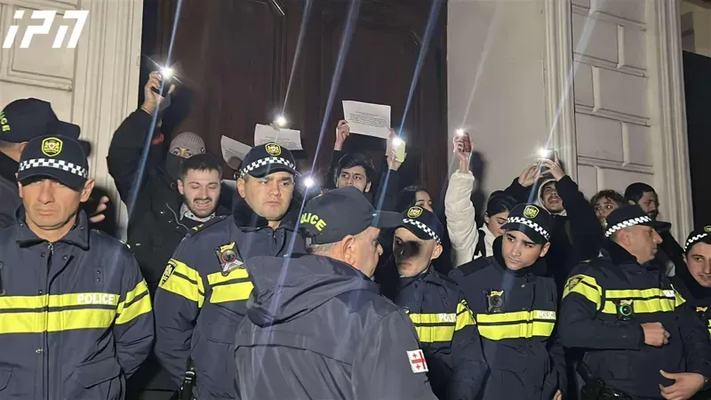 "აღმოჩნდა, რომ კარი ჩაკეტილია..." - სტუდენტების ნაწილის განცხადებით, თსუ-ს პირველი კორპუსის კარი სტუდენტებისთვის ჩაკეტილია