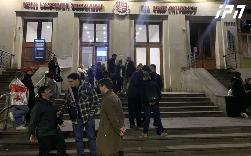 ჯგუფ "დაიტოვეს“ და სტუდენტების აქცია ილიას სახელმწიფო უნივერსიტეტთან დასრულდა - სტუდენტების ნაწილი უნივერსიტეტის შენობაში ღამის გათენებას გეგმავს