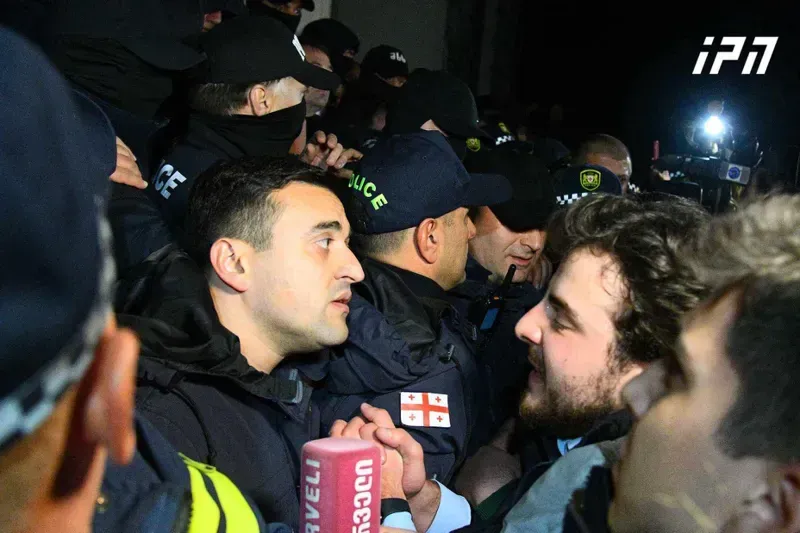 ხმაური თსუ-ს პირველ კორპუსთან - სტუდენტების ნაწილის განცხადებით, უნივერსიტეტის კარი სტუდენტებისთვის ჩაკეტილია (ვიდეო)