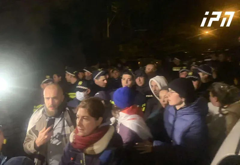 ხმაური გიორგი კალანდარიშვილის სახლთან - ფიზიკური დაპირისპირების დროს ერთ-ერთი აქტივისტი შეუძლოდ გახდა