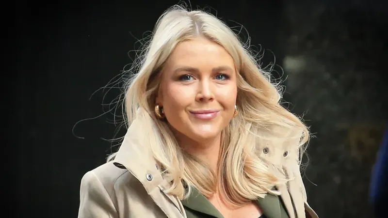 ყველაზე ახალგაზრდა პრესმდივანი თეთრი სახლის ისტორიაში - ვინ არის 27 წლის კაროლინ ლევიტი და რა თქვა წარდგენისას მასზე ტრამპმა