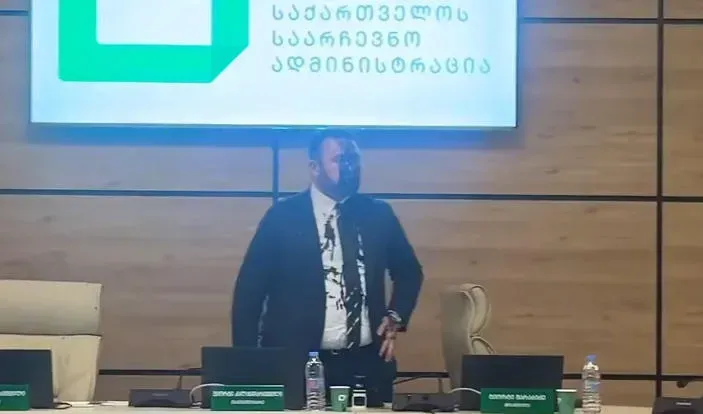 "რას იჭიმები, ქუჩაში ხომ არ გგონია შენი თავი? " - დაპირისპირება ცესკოში: დავით კირთაძემ გიორგი კალანდარიშვილს, სავარაუდოდ, შავი საღებავი შეასხა