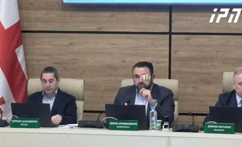 გიორგი კალანდარიშვილი სხდომაზე ახვეული თვალით დაბრუნდა - რა ხდება ახლა ცესკოში?