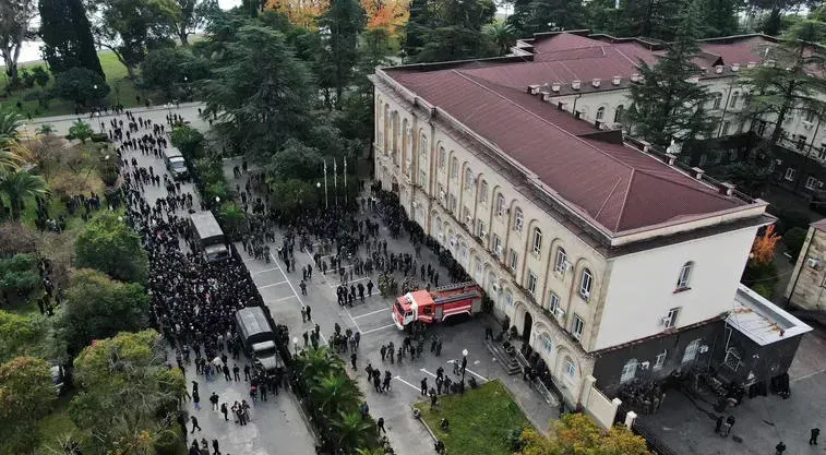 ოკუპირებულ აფხაზეთში მომიტინგეები ე.წ. პარლამენტთან განლაგებულ სამხედრო ტექნიკას ე.წ. თავდაცვის სამინისტროს უბრუნებენ