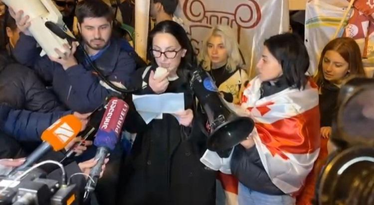 “არ ვაპირებთ დავთმოთ ჩვენი ქვეყნის თავისუფლება, ვრჩებით დემოკრატიული ღირებულებებისა და სახელმწიფო ინტერესების ერთგული, არ ვცნობთ ჩატარებულ არჩევნებს!“ - სტუდენტებმა აქციაზე მანიფესტი გააჟღერეს