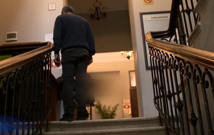 7 წლის ბავშვზე 80 წლის პედაგოგმა სექსუალურად იძალადა - რა ხდება ცნობილი თბილისში მომხდარი საზარელი დანაშაულის შესახებ (ვიდეო)