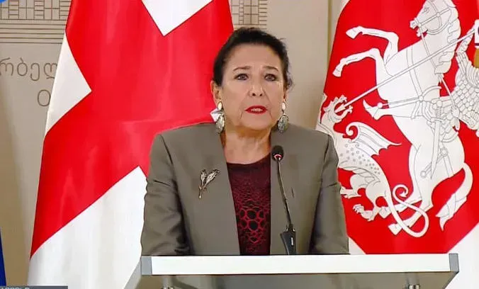 "გიყურებთ რუსთაველზე, გიყურებთ სხვადასხვა ქალაქებში: ბათუმი, ქუთაისი, ზუგდიდი, ახმეტა, ლაგოდეხი, თელავი. ეს არნახულია. არავინ არის მზად, შეეგუოს გარუსებულ საქართველოს" - პრეზიდენტი
