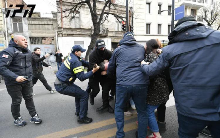 ფიზიკური დაპირისპირება და დაკავებები მელიქიშვილის გამზირზე - ერთ-ერთი საავადმყოფოშია გადაყვანილი: რა ხდება ადგილზე