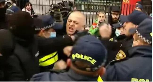 “მთავარი არხის“ ინფორმაციით, ნეკნის მოტეხილობა დაუდგინდა ტელეოპერატორს, რომელიც პოლიციამ 19 ნოემბერს, თსუ-სთან მიმდინარე აქციის დროს დააკავა