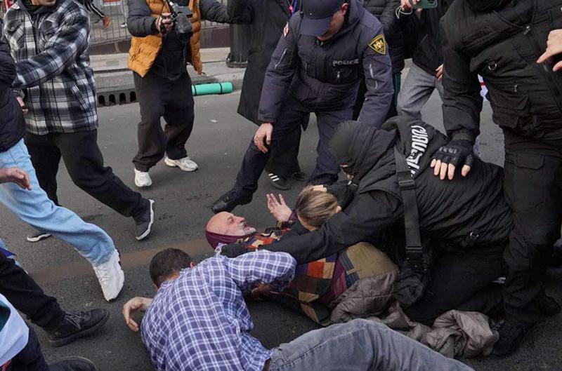 "აქციაზე დაკავებული 16 პირიდან, რომლებიც სახალხო დამცველის წარმომადგენლებმა მოინახულეს, 10 სავარაუდო არასათანადო მოპყრობისა ან ძალის გადამეტების მსხვერპლია" - ომბუდსმენი