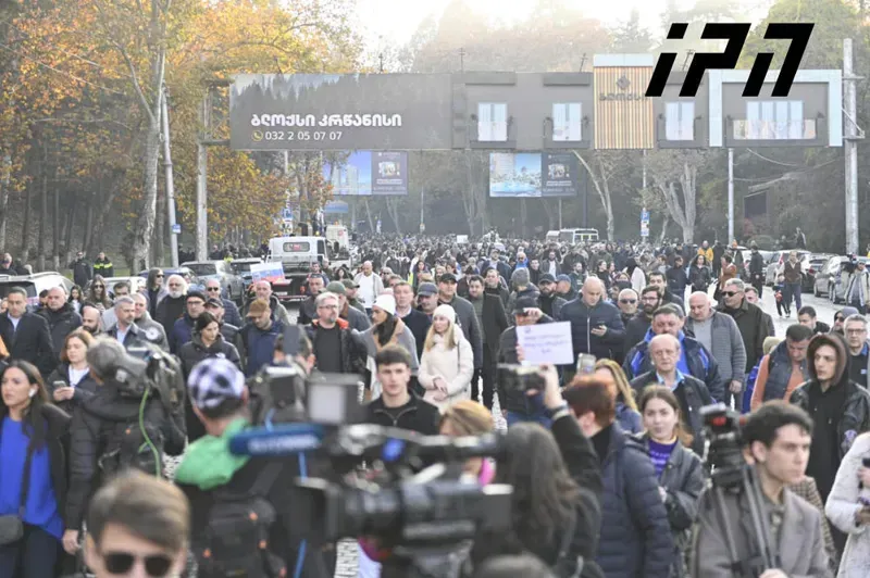 აქციის მონაწილეები გმირთა მოედანზე კარვების გაშლას და 22:00 საათამდე დარჩენას აანონსებენ - რა ვითარებაა ადგილზე?