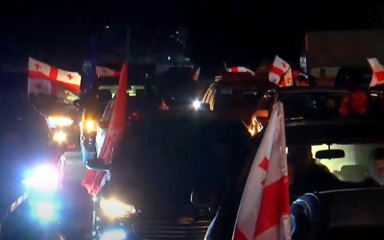 ავტოკოლონა თბილისის შემოსასვლელთან, სტუდენტების და პროფესორ-მასწავლებლების საპროტესტო მსვლელობა და მზადება პარლამენტის დასკვნითი აქციისთვის: რა ხდება ქალაქში