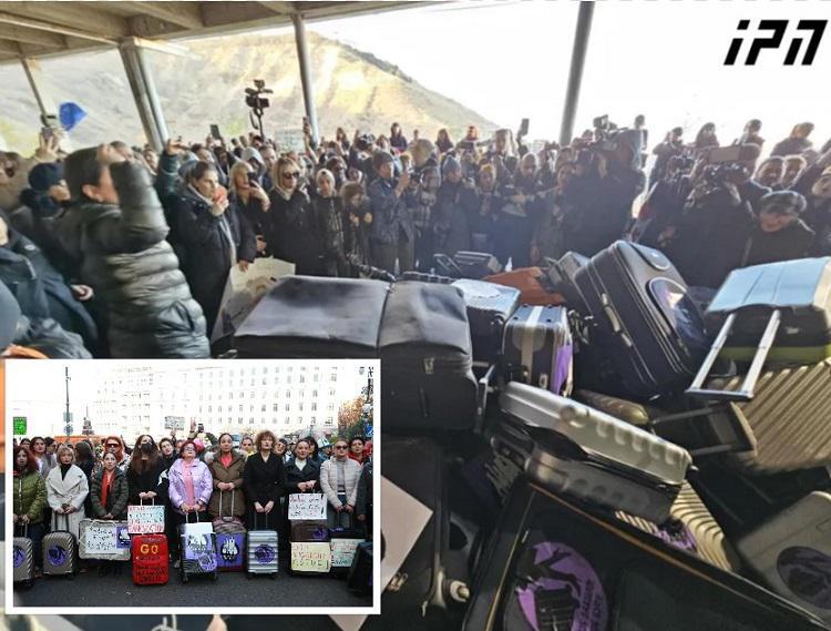 კადრები ბიძინა ივანიშვილის სახლის მიმდებარე ტერიტორიიდან, სადაც ქალთა მარშის მონაწილეები ჩემოდნებს ტოვებენ და სკანდირებენ: „წადი“