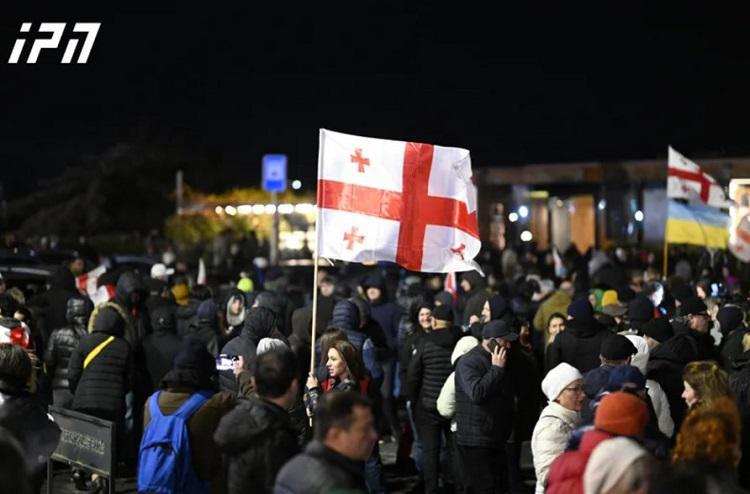 პარლამენტისკენ მსვლელობა დაიწყო - აქციაზე ოპოზიციური პარტიის ლიდერებიც იმყოფებიან, რუსთაველზეა რეგიონიდან ჩამოსულთა ნაწილი