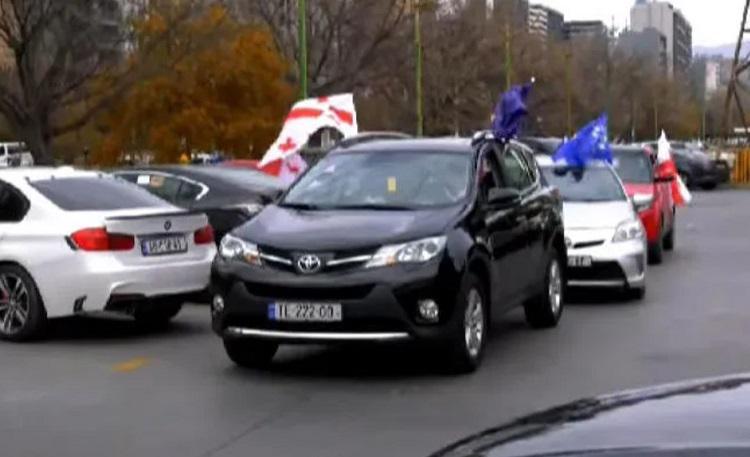 თბილისში ავტომობილებით საპროტესტო მსვლელობა მიმდინარეობს