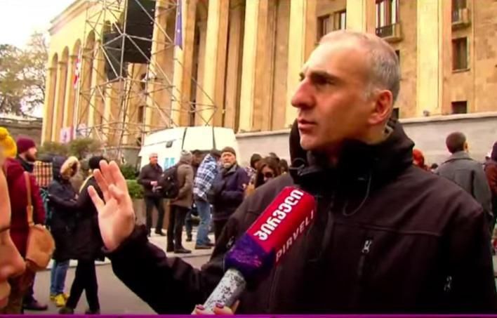 "არავინ შევა პარლამენტში... მე ისედაც მანდატი არ მერგო, სიაში მეოცე ვიყავი... ეს არის შენობა, სადაც ვიღაც თავგასივებულები იკრიბებიან" - ალეკო ელისაშვილი