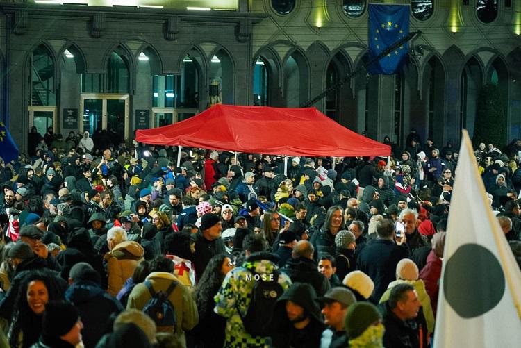 პროტესტი ფოტოებში: პარლამენტთან ამ დროისთვის ოთხი კარავია გაშლილი, შენობის ყველა შესასვლელთან პოლიციაა მობილიზებული