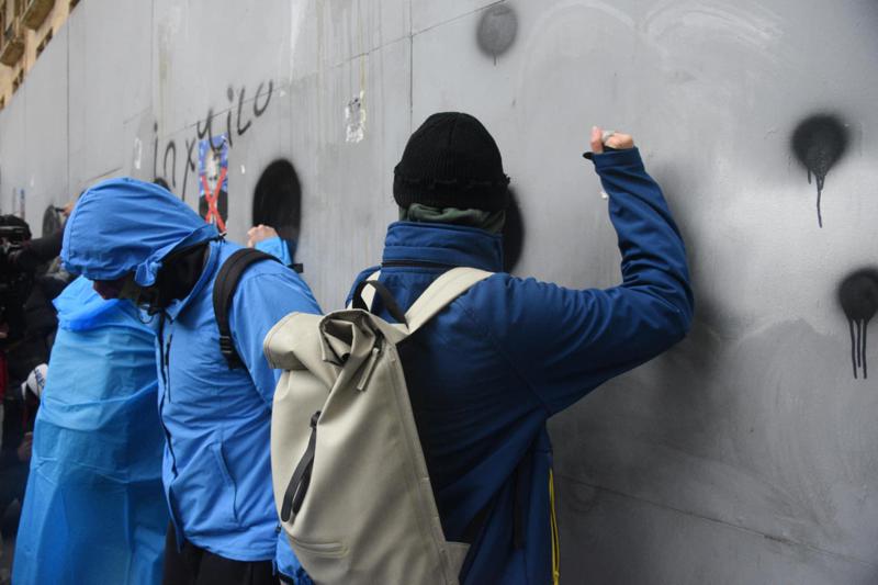 შეძახილები და ხელების ბრახუნი რკინის ჯებირებზე - რა ხდებოდა პარლამენტის გარეთ, როცა ირაკლი ქადაგიშვილმა დეპუტატების სია წაიკითხა (ფოტოები)