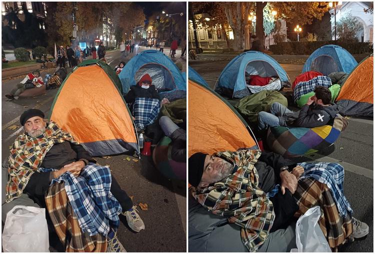 “25 ნოემბრის შუაღამე, ქაშვეთსა და პირველ გიმნაზიას შორის...“ - დეკანოზი ზაზა თევზაძე აქციიდან ფოტოებს აქვეყნებს