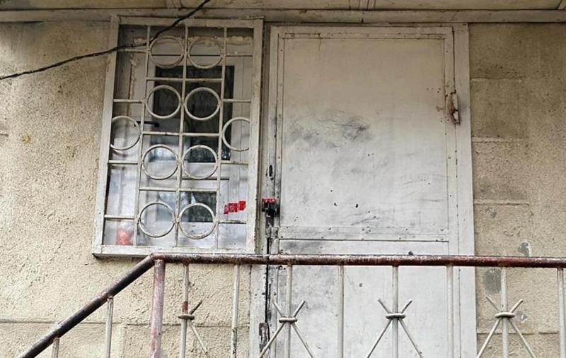 "მაშველებს საშინელი სურათი დახვდათ, ქალი სისხლში იწვა" - რა მოხდა გლდანში და რა ვერსიებზე საუბრობენ მოკლულის მეზობლები