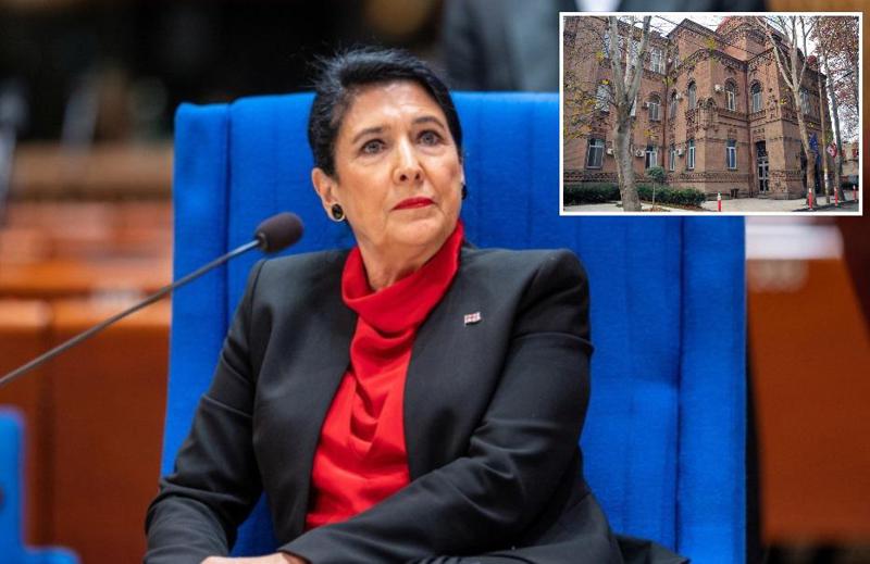 რა განცხადებას ავრცელებს პრეზიდენტი ეროვნული გამოცდების პროგრამიდან კონკრეტული ნაწარმოებების ამოღებაზე?