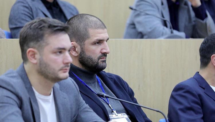 “რაც დღეს საზოგადოებამ ნახა, არის ფაშიზმის კიდევ ერთი მაგალითი! ყოველგვარ ზღვარს გასცდა თქვენი უღირსი საქციელი!“- გენო პეტრიაშვილი აქციის მონაწილეების შეძახილებზე