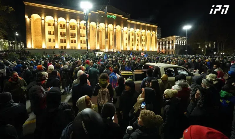 რა ვითარებაა რუსთაველის გამზირზე, სადაც ამ წუთებში საპროტესტო აქცია მიმდინარეობს - ფოტოები