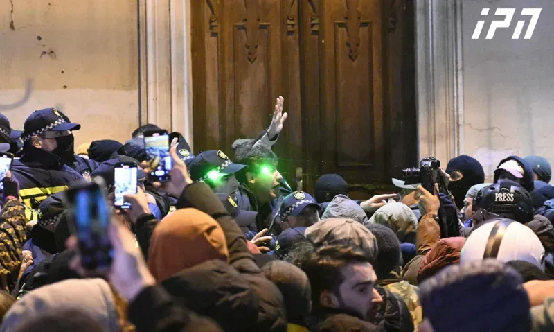 ვითარება დაიძაბა პარლამენტთან, ჭიჭინაძის ქუჩაზე - პოლიციასა და აქციის მონაწილეებს შორის დაპირისპირებაა