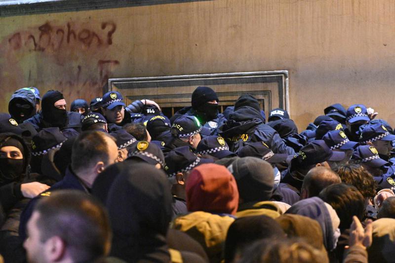 შსს ავრცელებს ინფორმაციას, რომ აქციაზე მათი თანამშრომელი დაშავდა - "შეკრებილთა ნაწილი სამართალდამცველებს უპირისპირდება"