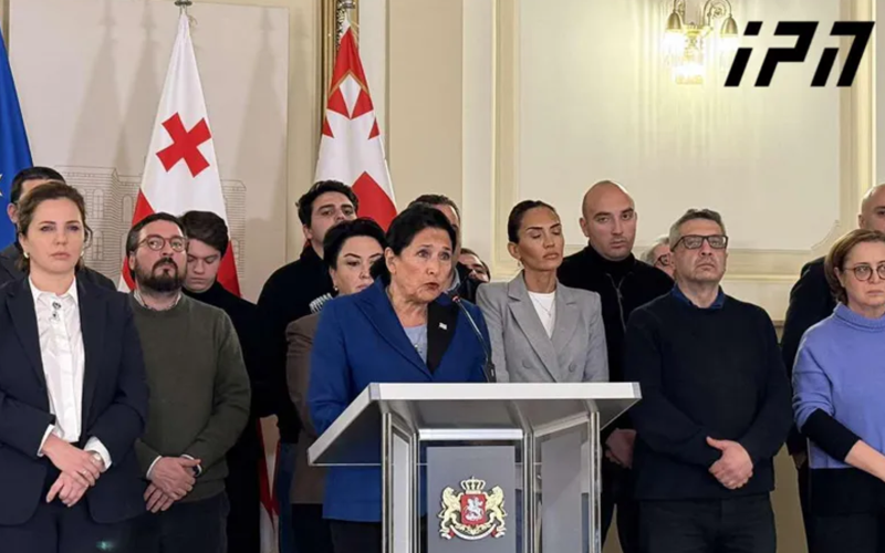 პრეზიდენტის საგანგებო მიმართვა ელჩებს, საჯარო მოხელეებსა და პოლიციას - "დღეს არალეგიტიმურმა ხელისუფლებამ ხალხს გამოუცხადა ომი"