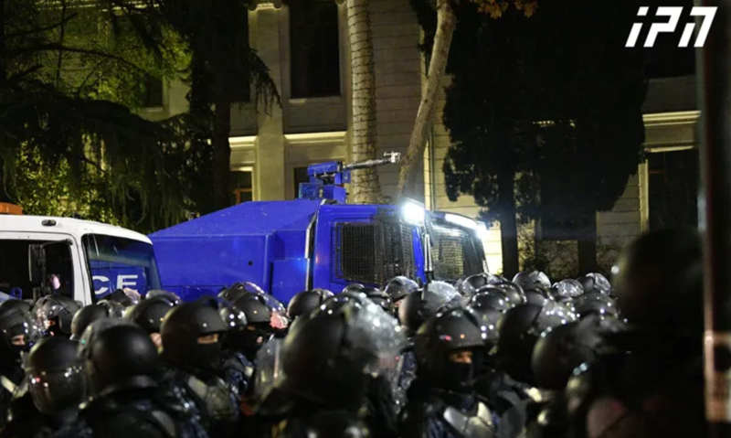 პარლამენტთან "რობოკოპები" და წყლის ჭავლის მანქანა გამოჩნდნენ - რა ვითარებაა ადგილზე