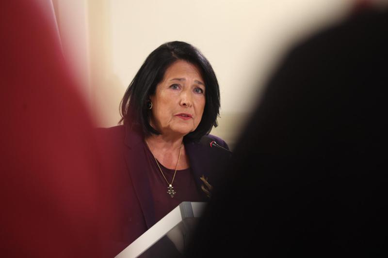 "საქართველოში უსაფრთხო ადგილი არ არის: ეკლესიის ეზო ან აფთიაქი, რობოკოპები საპროტესტო აქციის მონაწილეებს ყველგან მისდევენ" - პრეზიდენტი