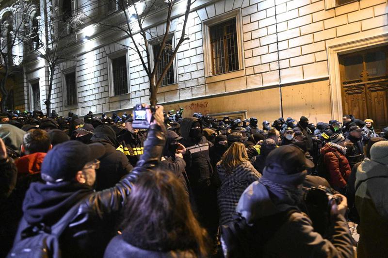 უკიდურესად დაძაბულია ვითარება ჭიჭინაძის ქუჩაზე: პოლიციამ გამოიყენა "წიწაკის სპრეი" - ადგილი ჰქონდა დაპირისპირებას