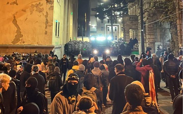 პარლამენტის შენობის უკანა პერიმეტრზე ვითარება დაიძაბა - ჭიჭინაძის ქუჩაზე შსს-ს თანამშრომლებსა და პროტესტანტებს შორის დაპირისპირებაა