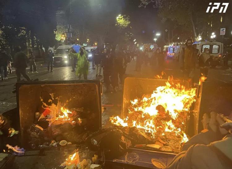 სპეცრაზმმა რუსთაველის გამზირი და პარლამენტის მიმდებარე ქუჩები მომიტინგეებისგან სრულად გაათავისუფლა - დემონსტრანტებმა ბარიკადები აღმართეს: ბოლო ცნობები