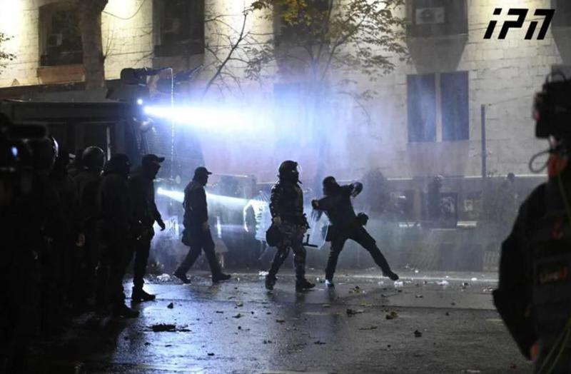 რუსთაველის გამზირზე, სპეცრაზმი პერიოდულად წყლის ჭავლს იყენებს - მიმდინარეობს აქციის მონაწილეთა დაკავებები