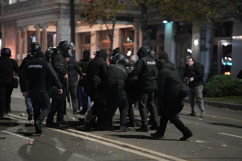 "ფარმადეპოში" შემოვედით 15-მდე ადამიანი, უცებ შემოცვივდნენ, სასტიკად გვირტყამდნენ, უშვერი სიტყვებით გვაგინებდნენ" - შსს-ს წარმომადგენლებმა რუსთველის გამზირი ძალის გამოიყენებით გაათავისუფლეს