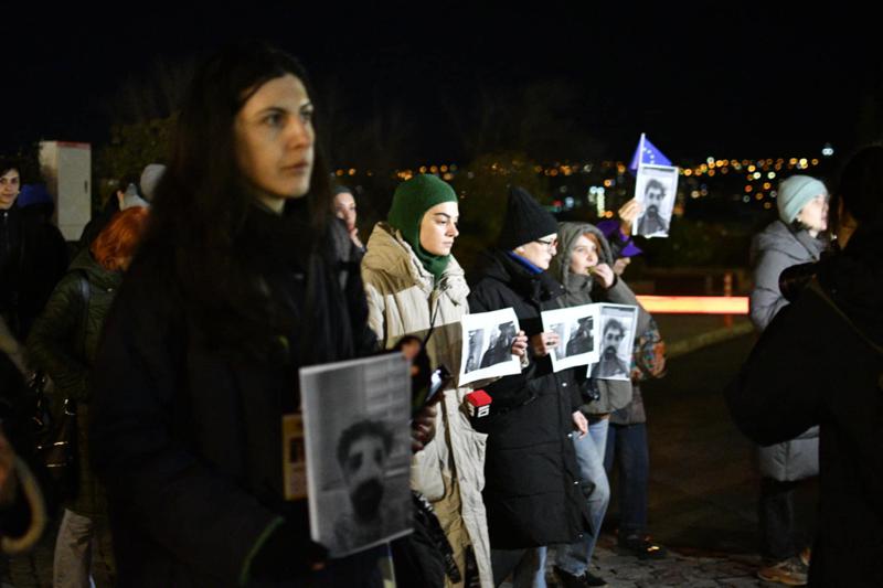 რესპუბლიკის მოედანთან ჟურნალისტებმა სოლიდარობის აქცია გამართეს - აქციის მონაწილეები ამ დროისთვის პარლამენტისკენ მსვლელობით მიდიან