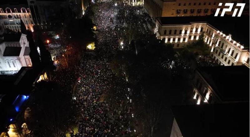 შსს - ს განცხადებით, აქციაზე შეკრებილთა ნაწილი, სამართალდამცველებს უპირისპირდება - "დააზიანეს განათების ფანრები და სხვა ინვენტარი, ცეცხლი წაუკიდეს ელექტრო გაყვანილობას..."